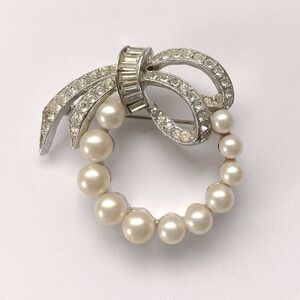 🌟 Richelieu Vintage Faux Pearl & Rhinestone Silver-tone Brooch Pin! Signed 🌟